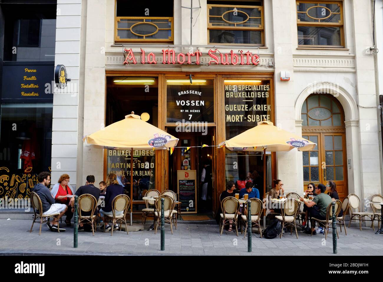 Vue extérieure de la brasserie et du café d'UNE sous-site la mort.Brussels.Belgium Banque D'Images