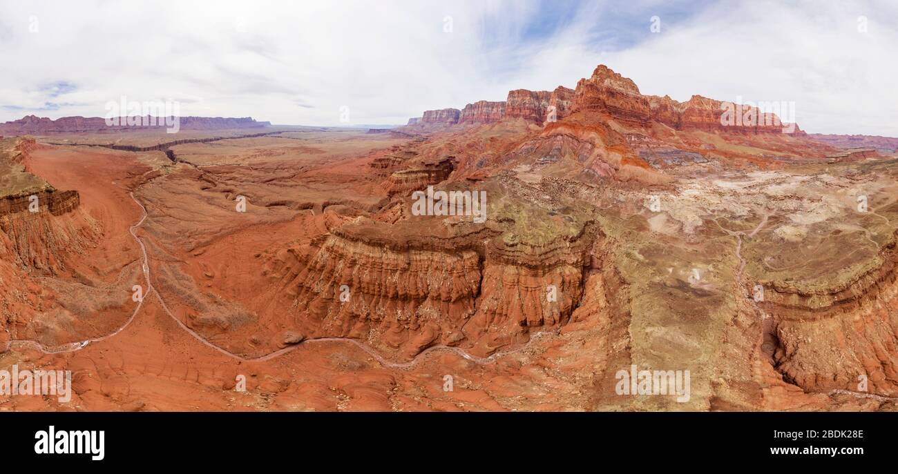 Panoramas aériens des imposantes falaises de Vermilion de la Paria P. Banque D'Images