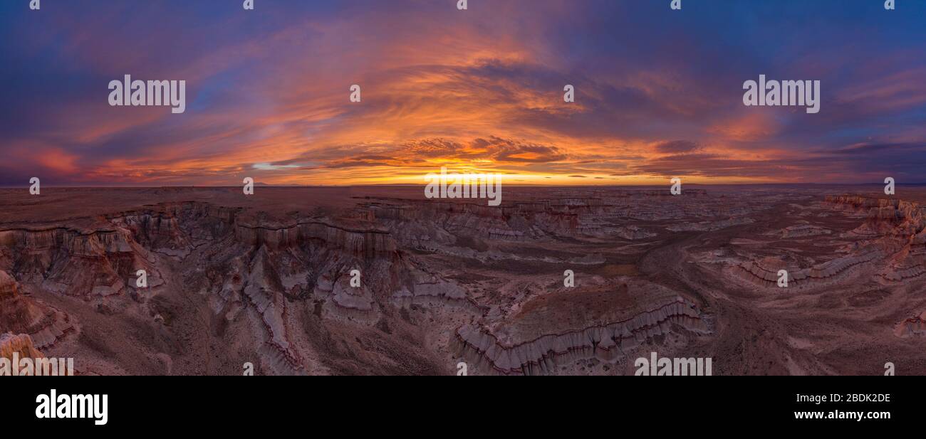 Panorama aérien épique de Sunrise au-dessus de l'énorme Coal Mine Canyon sur N Banque D'Images
