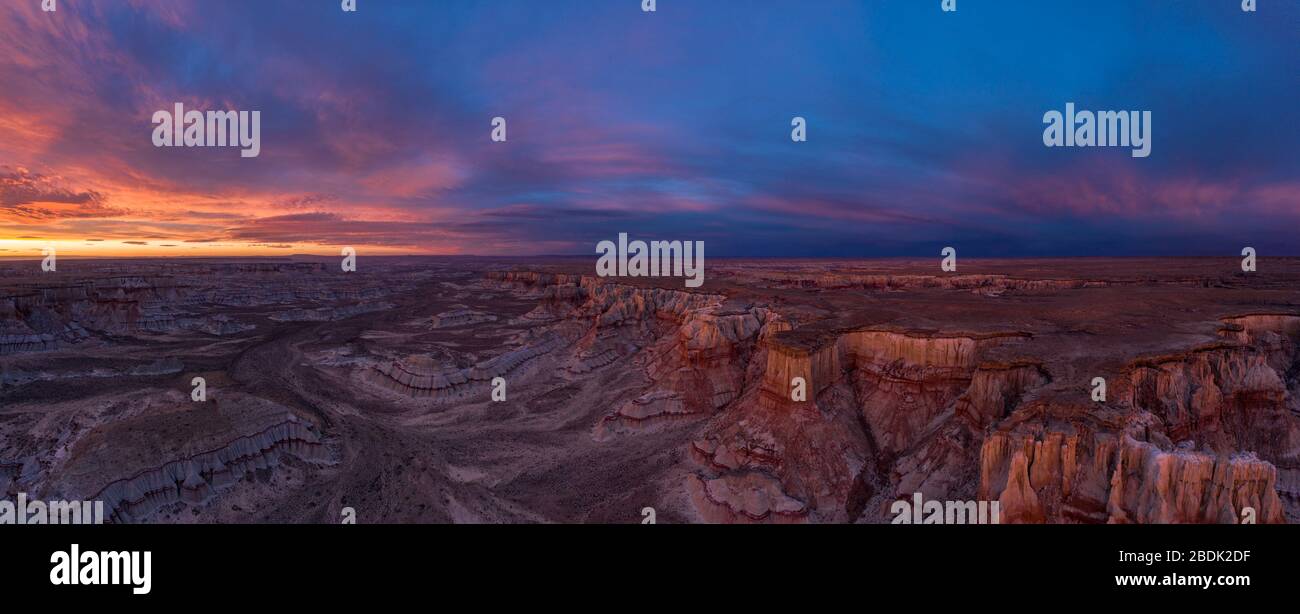 Panorama aérien épique de Sunrise au-dessus de l'énorme Coal Mine Canyon sur N Banque D'Images