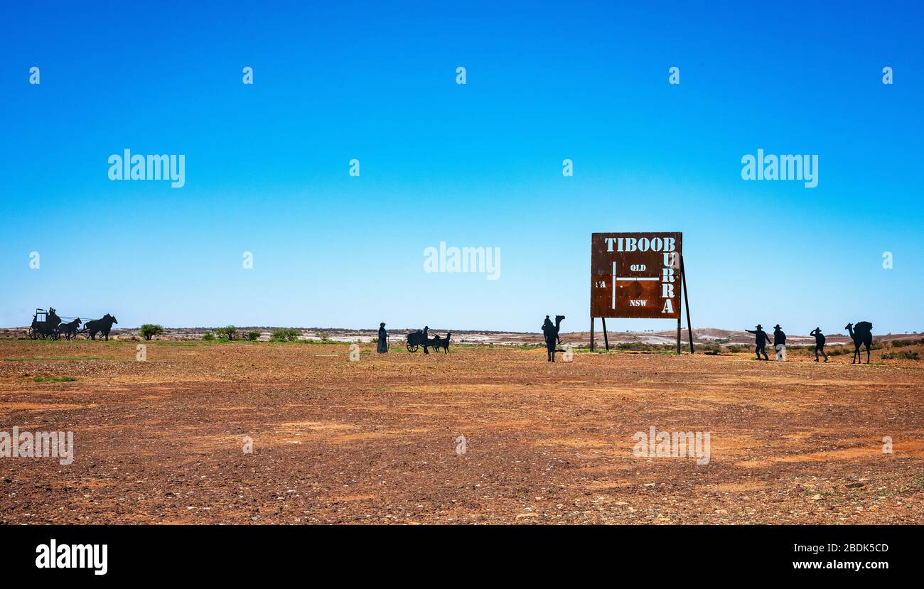 Panneau Tibooburra montrant les jonctions des trois états. Communauté éloignée dans la région rurale de Nouvelle-Galles du Sud, Australie. Banque D'Images