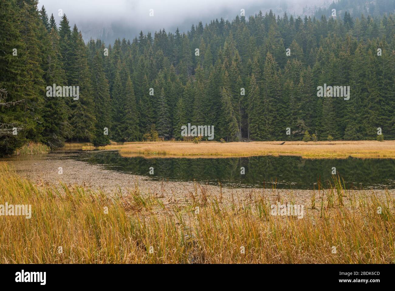 Lacs de Smolyan en Bulgarie au cours de l'automne. Banque D'Images