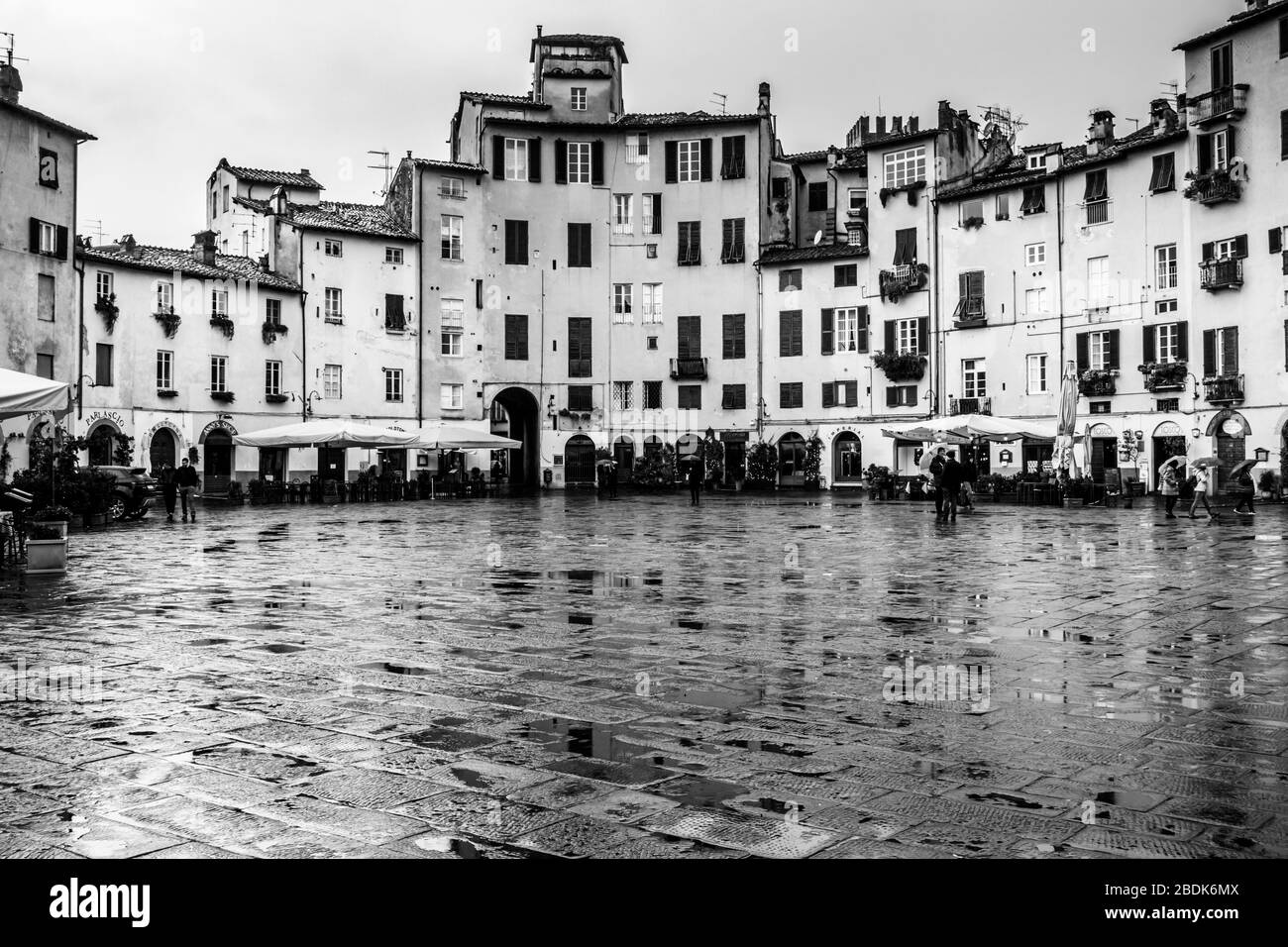Image en noir et blanc de la Piazza dell'Anfiteatro à Lucca, une place elliptique construite sur les ruines d'un amphithéâtre romain Banque D'Images