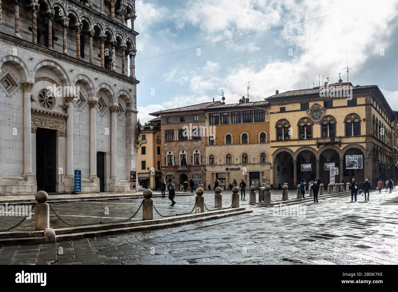 Vue sur la Piazza San Michele, l'une des places les plus typiques de la vieille ville de Lucques. Lucca, Toscane, Italie, novembre 2019 Banque D'Images