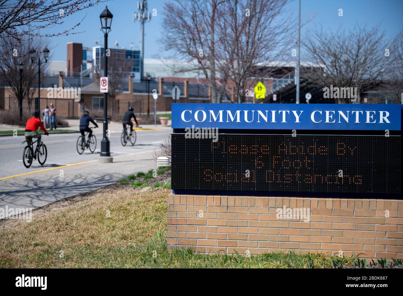 East Grand Rapids, Michigan, 8 avril 2020: Un panneau de centre communautaire encourage le public à respecter la règle de l'éloignement social de 6 pieds. Banque D'Images