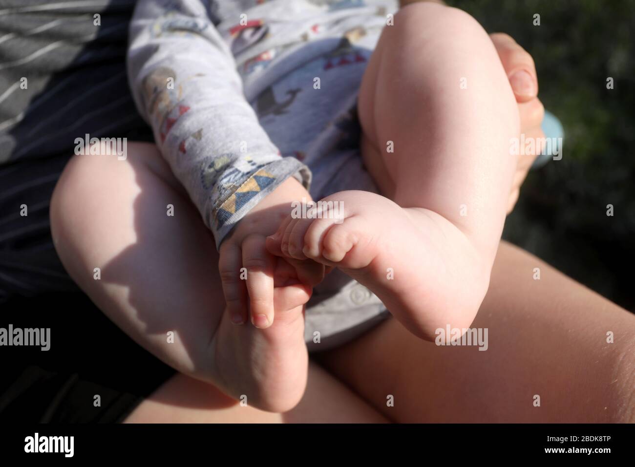 Un petit garçon photographié dans un jardin lors du verrouillage du Coronavirus Covid-19 sur la côte sud du Royaume-Uni. Banque D'Images