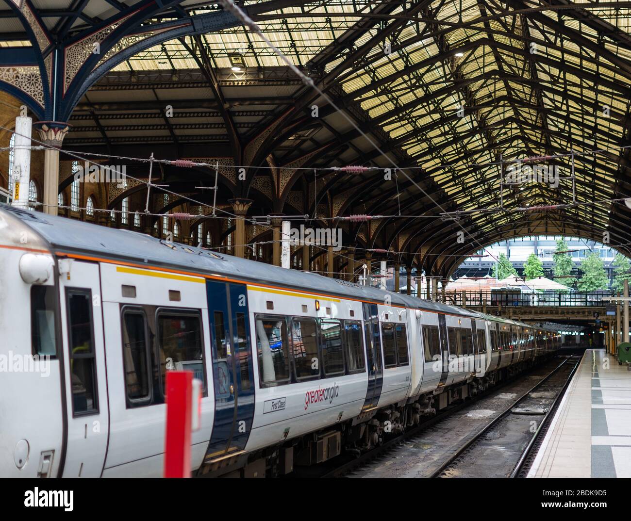 Un train se trouve à l'intérieur d'une gare. Le National Rail Service est largement utilisé dans toute l'Angleterre, des trajets quotidiens aux villes périphériques. Banque D'Images