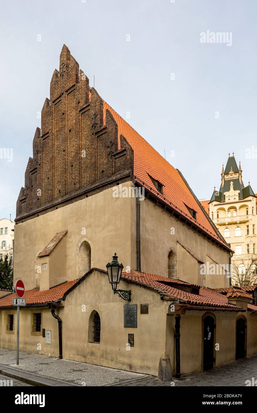 La synagogue ancienne-nouvelle du XIIIe siècle à Prague, la plus ancienne synagogue en activité d'Europe. Banque D'Images