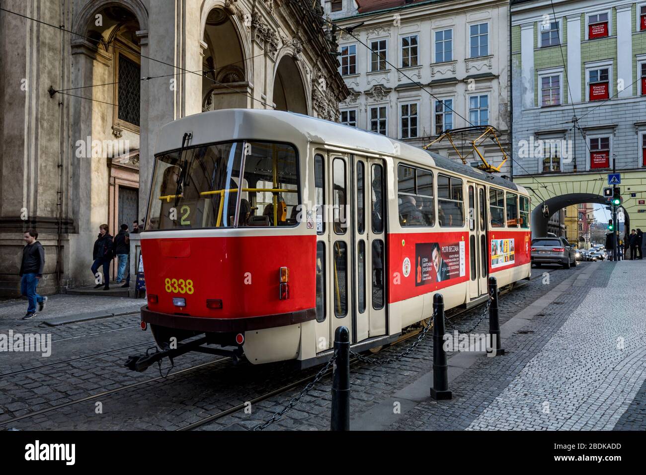 Le vieux tramway rouge passe par l'église Saint-Salvator de la vieille ville de Prague Banque D'Images