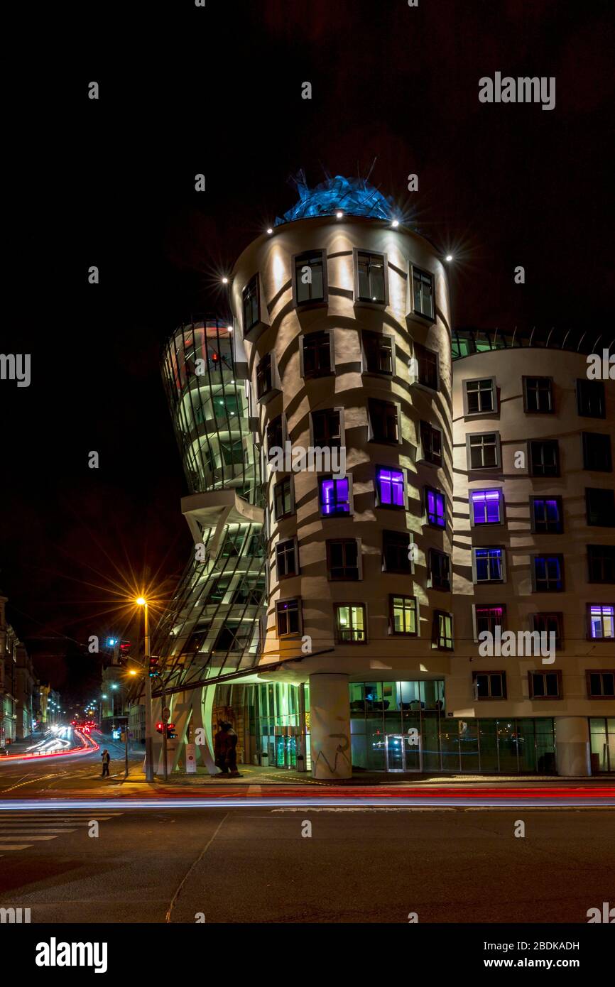 Les sentiers de la lumière en face du lit Maison Dansante à Prague du bâtiment la nuit. Le bâtiment a été conçu par l'architecte Vlado Milunic. Croatian-Czech Banque D'Images