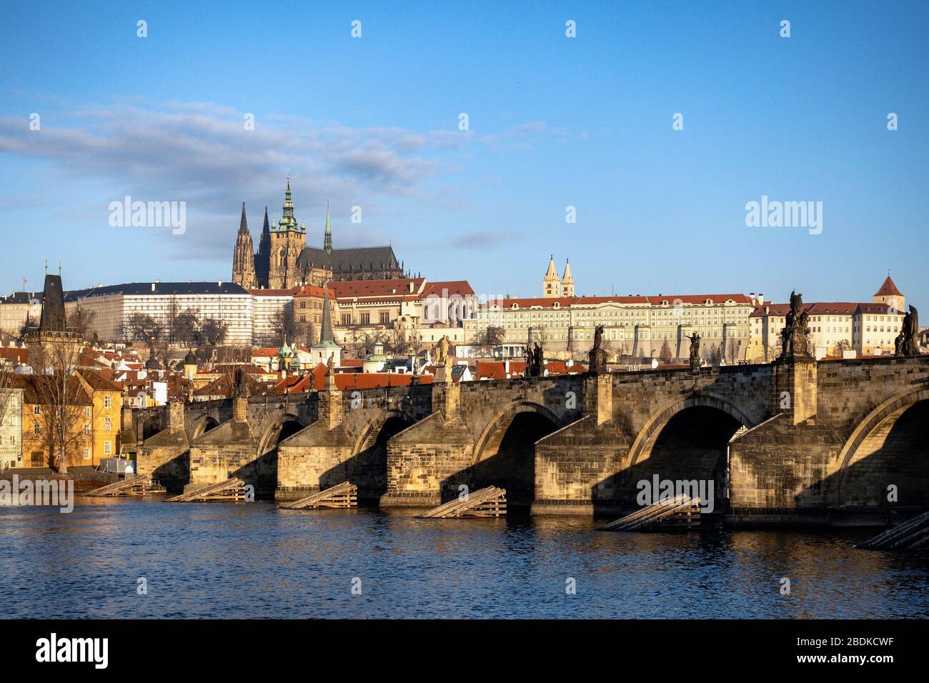 La Vltava, le pont Charles et le château au-delà. Prague République tchèque Europe Banque D'Images