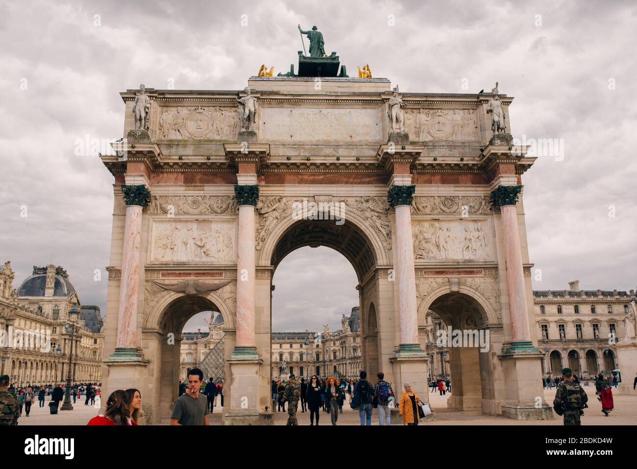 Arc de Triomphe de Triomphe du Carrousel aux Tuileries. Jardin des Tuileries jardin des Tuileries - jardin public situé entre le Louvre et la Concorde PL Banque D'Images