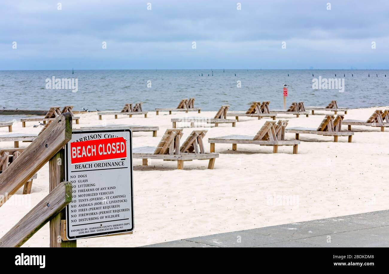 Des panneaux fermés sont affichés sur la plage de Biloxi lors de la pandémie COVID-19, le 7 avril 2020, à Biloxi, au Mississippi. Banque D'Images