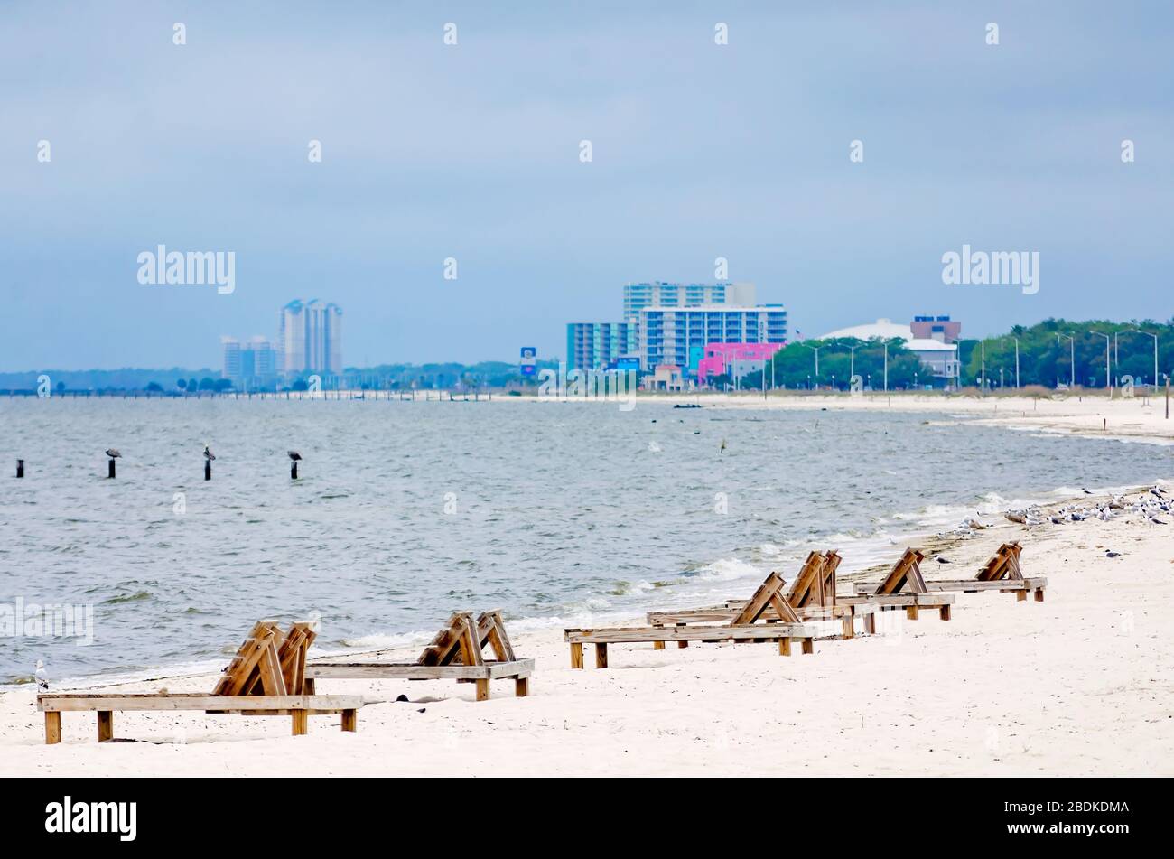 Les chaises longues sont vides et la plage de Biloxi est fermée pendant la pandémie de COVID-19, le 7 avril 2020, à Biloxi, au Mississippi. Banque D'Images