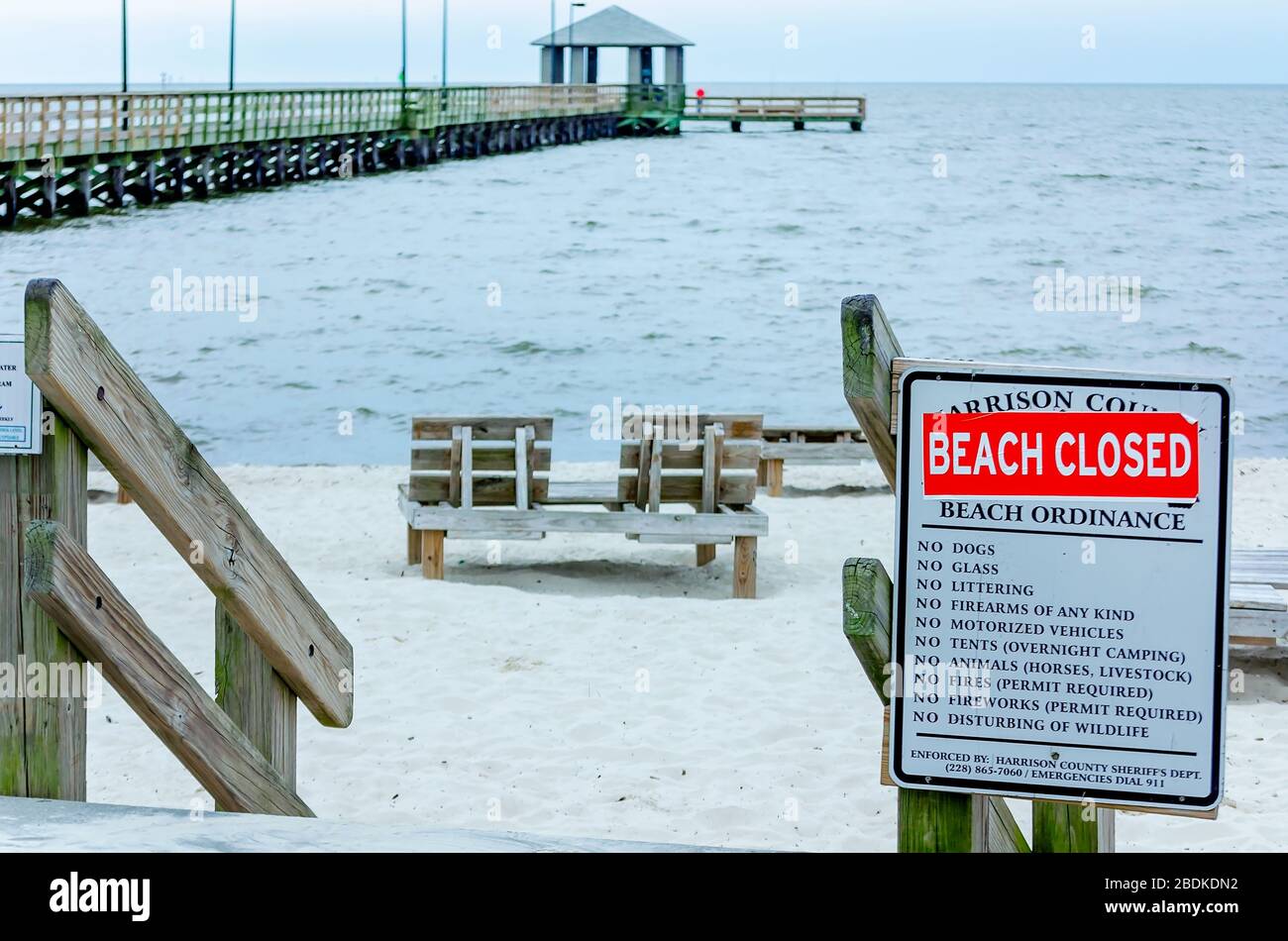 Des panneaux fermés sont affichés sur la plage de Biloxi à Lighthouse Pier pendant la pandémie de COVID-19, le 7 avril 2020, à Biloxi, au Mississippi. Banque D'Images