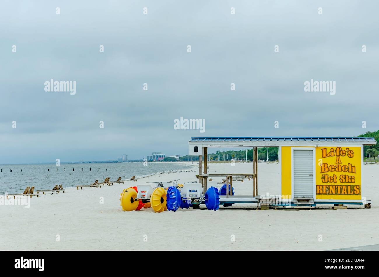 Les tricycles de plage sont inutilisés devant une boutique de location de jet ski car la plage de Biloxi est fermée pendant la pandémie de COVID-19 à Biloxi, dans le Mississippi. Banque D'Images