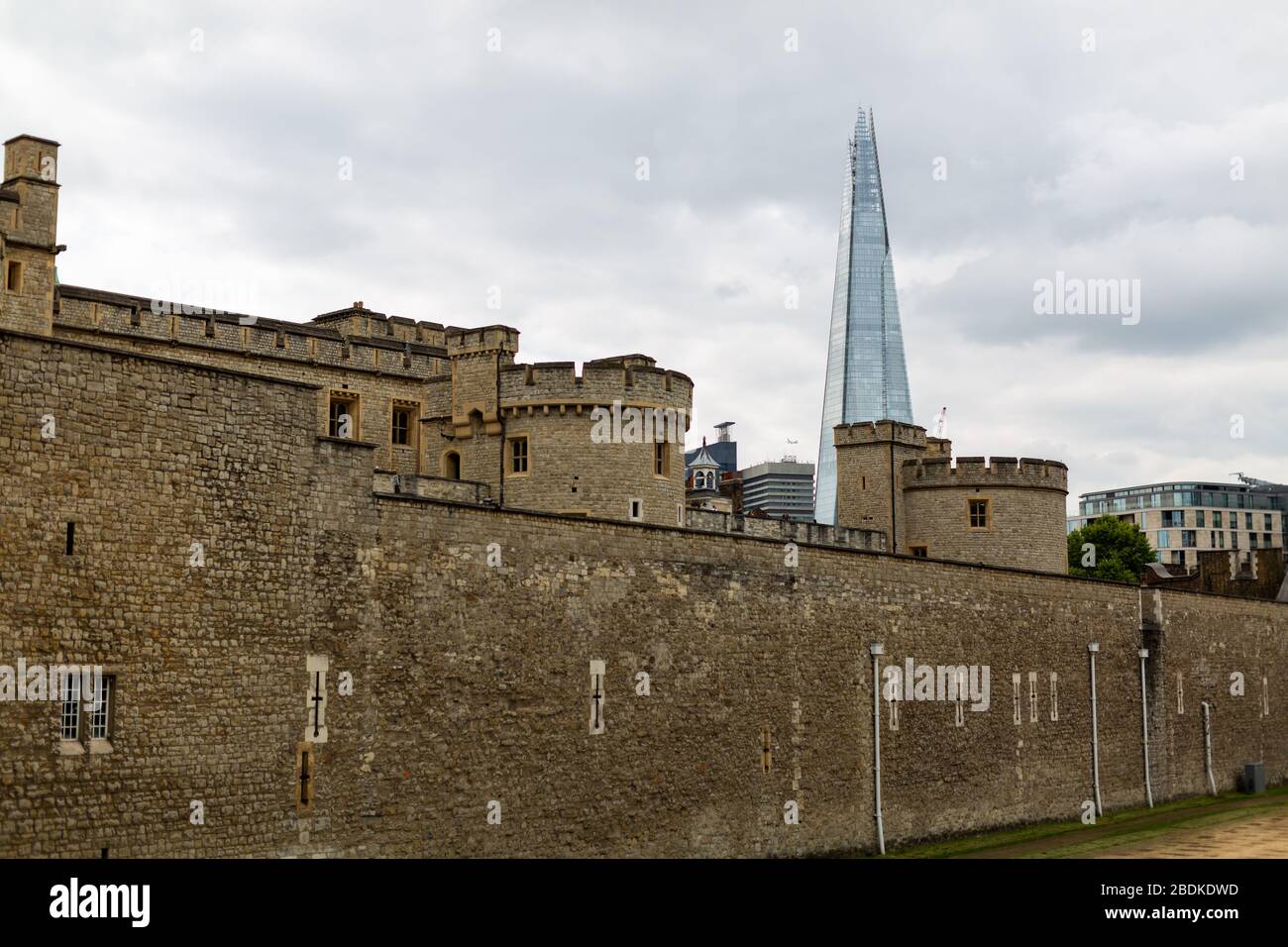 Le contraste entre ancien et nouveau et le Skyline du centre de Londres est en vue de l'intérieur de la Tour de Londres. Banque D'Images