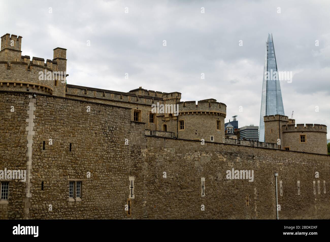 Le contraste entre ancien et nouveau et le Skyline du centre de Londres est en vue de l'intérieur de la Tour de Londres. Banque D'Images