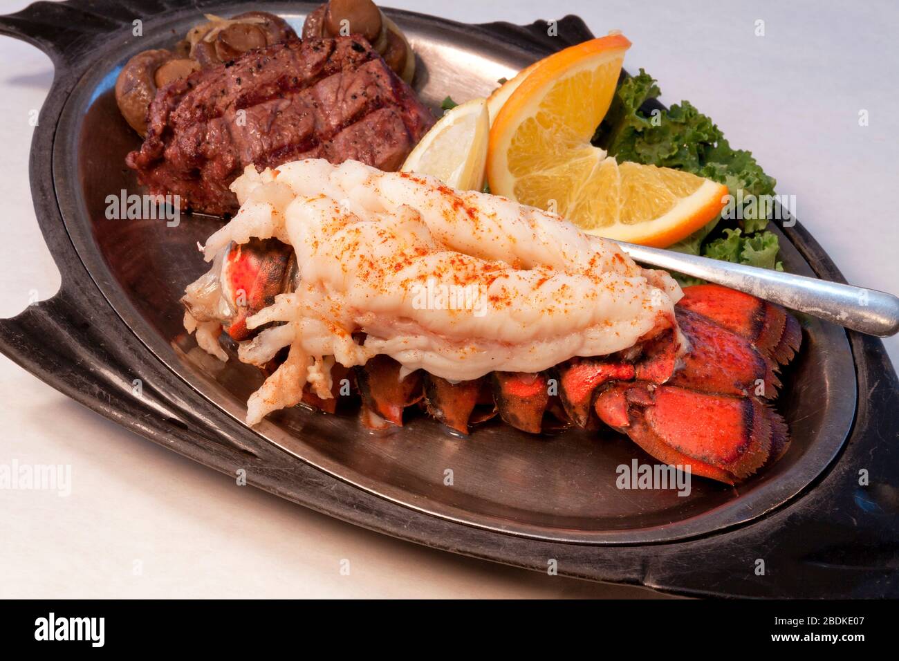 Surf et Turf, Tenderloin avec queue de homard, par James D Coppinger/Dembinsky photo Assoc Banque D'Images