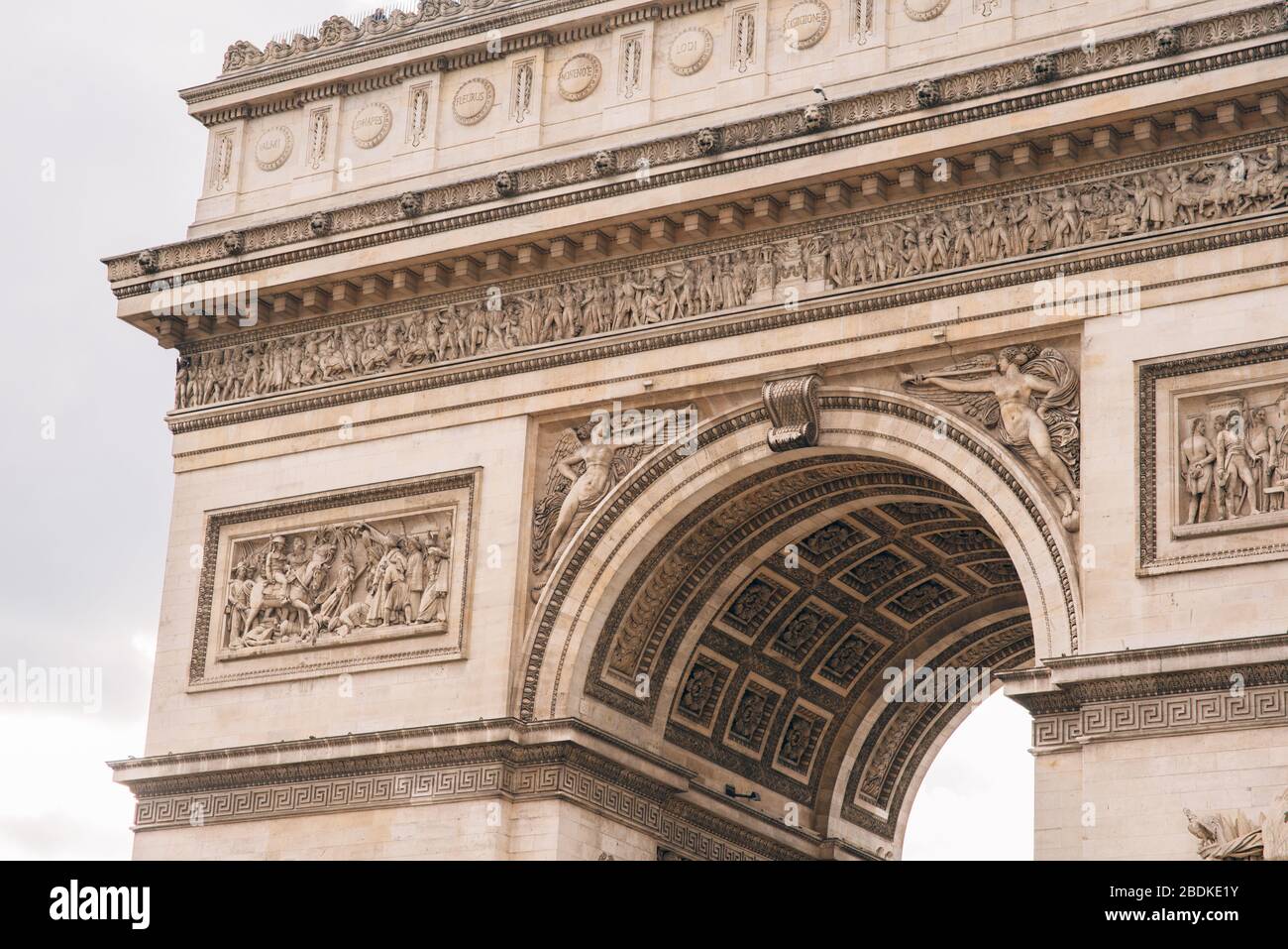 Fragment architectural de l'Arc de Triomphe. L'Arc de Triomphe de l'Etoile sur la place Charles de Gaulle est l'un des monuments les plus célèbres de Paris. France Banque D'Images