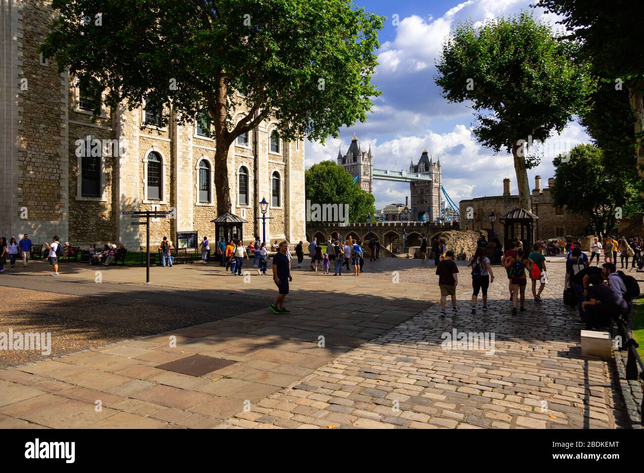 Tower Bridge est vu de divers endroits à l'intérieur et à l'extérieur de la Tour de Londres dans le centre de Londres. Banque D'Images