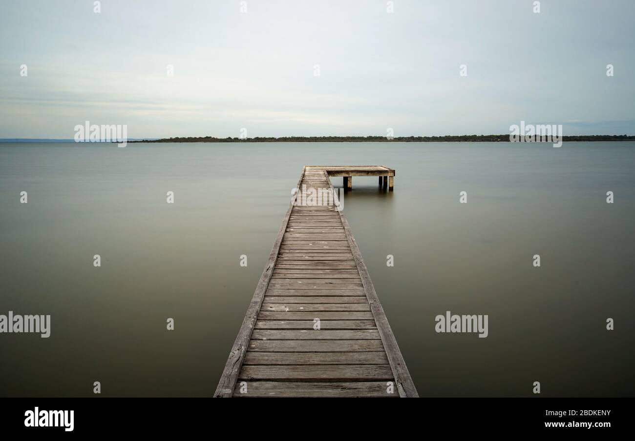 Jetée en bois par jour nuageux. Dawesville, Australie occidentale Banque D'Images