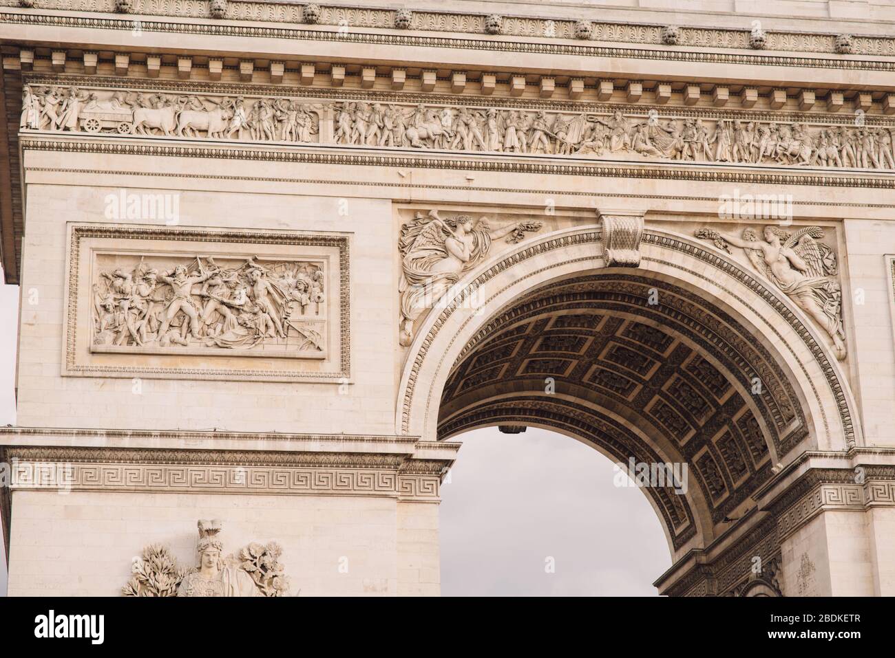 Fragment architectural de l'Arc de Triomphe. L'Arc de Triomphe de l'Etoile sur la place Charles de Gaulle est l'un des monuments les plus célèbres de Paris. France Banque D'Images