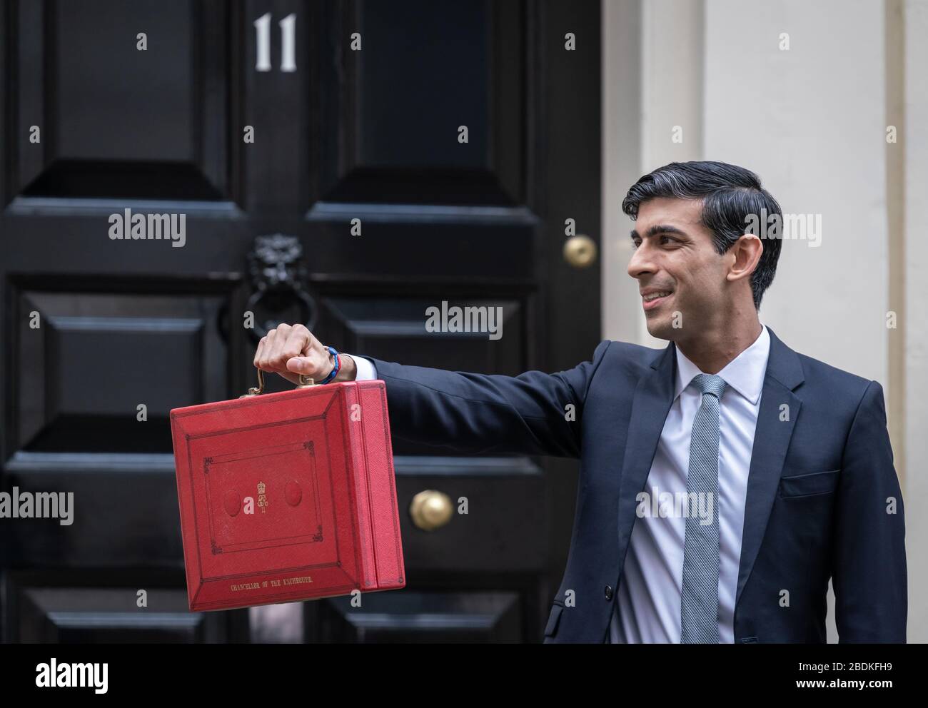 Budget 2020: Le chancelier Rishi Sunak pose à l'extérieur du 11 Downing Street la case rouge Budget avant de livrer son premier budget. Londres, Royaume-Uni Banque D'Images