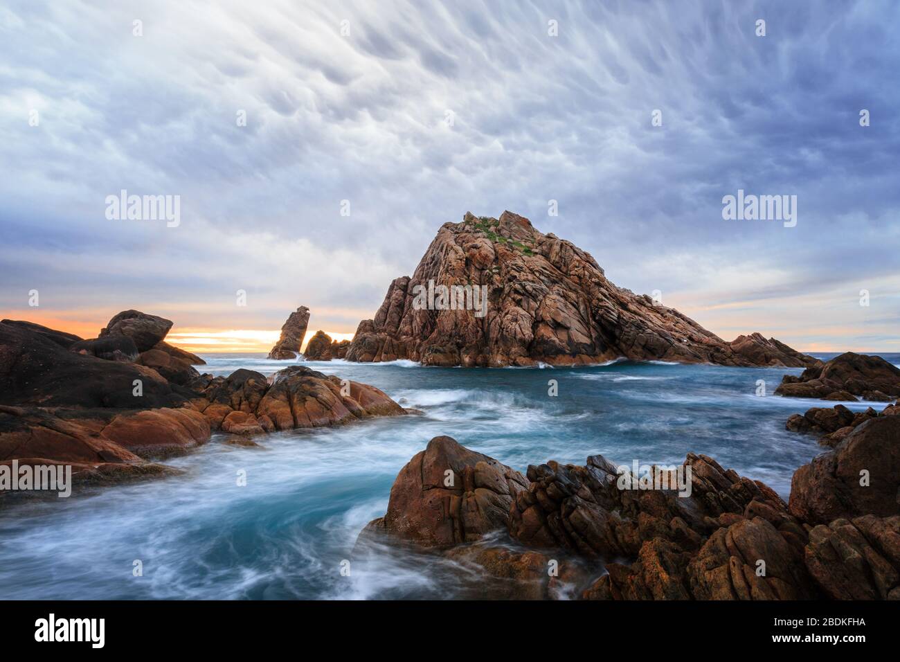 Le rocher de Sugarloaf au coucher du soleil se trouve dans le parc du Cap Naturaliste, en Australie occidentale Banque D'Images