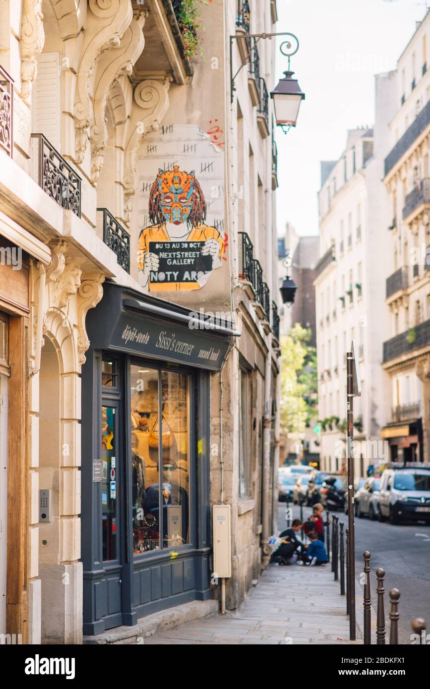 Une rue à Paris le jour du Sunny automne Banque D'Images