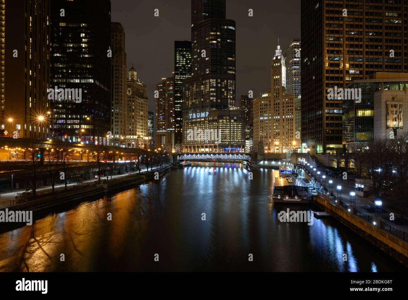 Vue sur la rivière Chicago avec le Wrigley Building et l'hôtel et la tour internationaux de Trump en arrière-plan. Banque D'Images