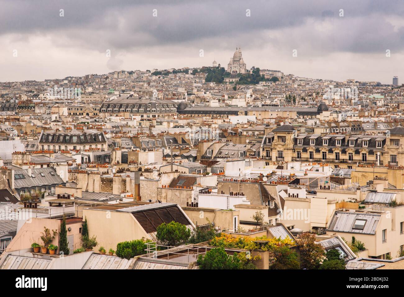 Paris, France. Vue sur les toits de la ville depuis la galerie d'observation du Centre Georges Pompidou.un jour d'automne Banque D'Images