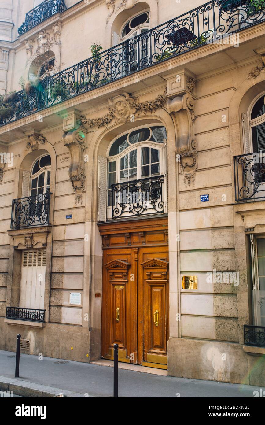 Une rue à Paris le jour du Sunny automne Banque D'Images