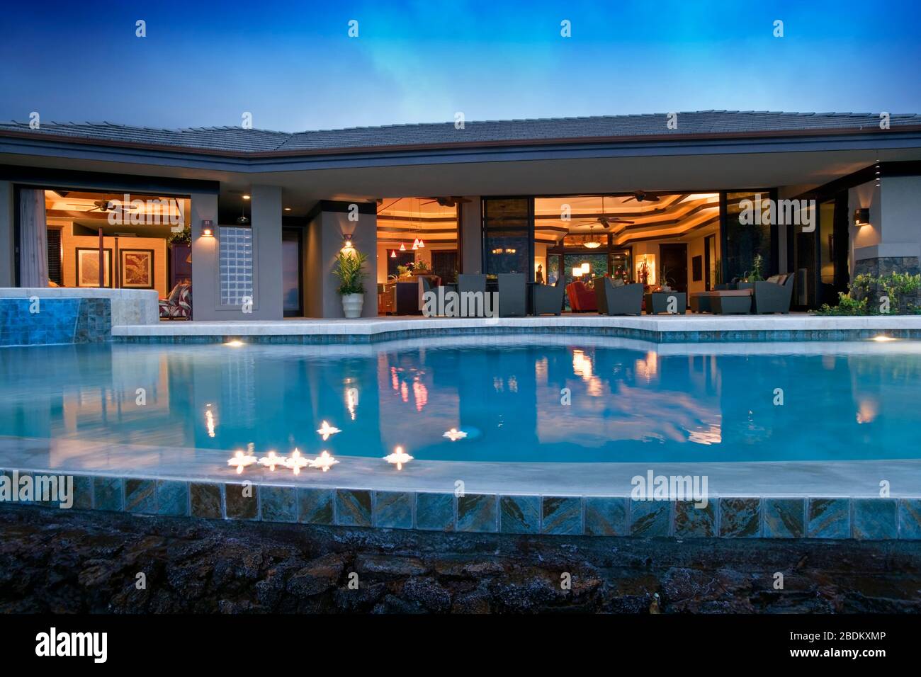 Vue sur la piscine à débordement avec des bougies flottantes dans le salon  de la maison de luxe (propriété libérée) à Hawaï Photo Stock - Alamy