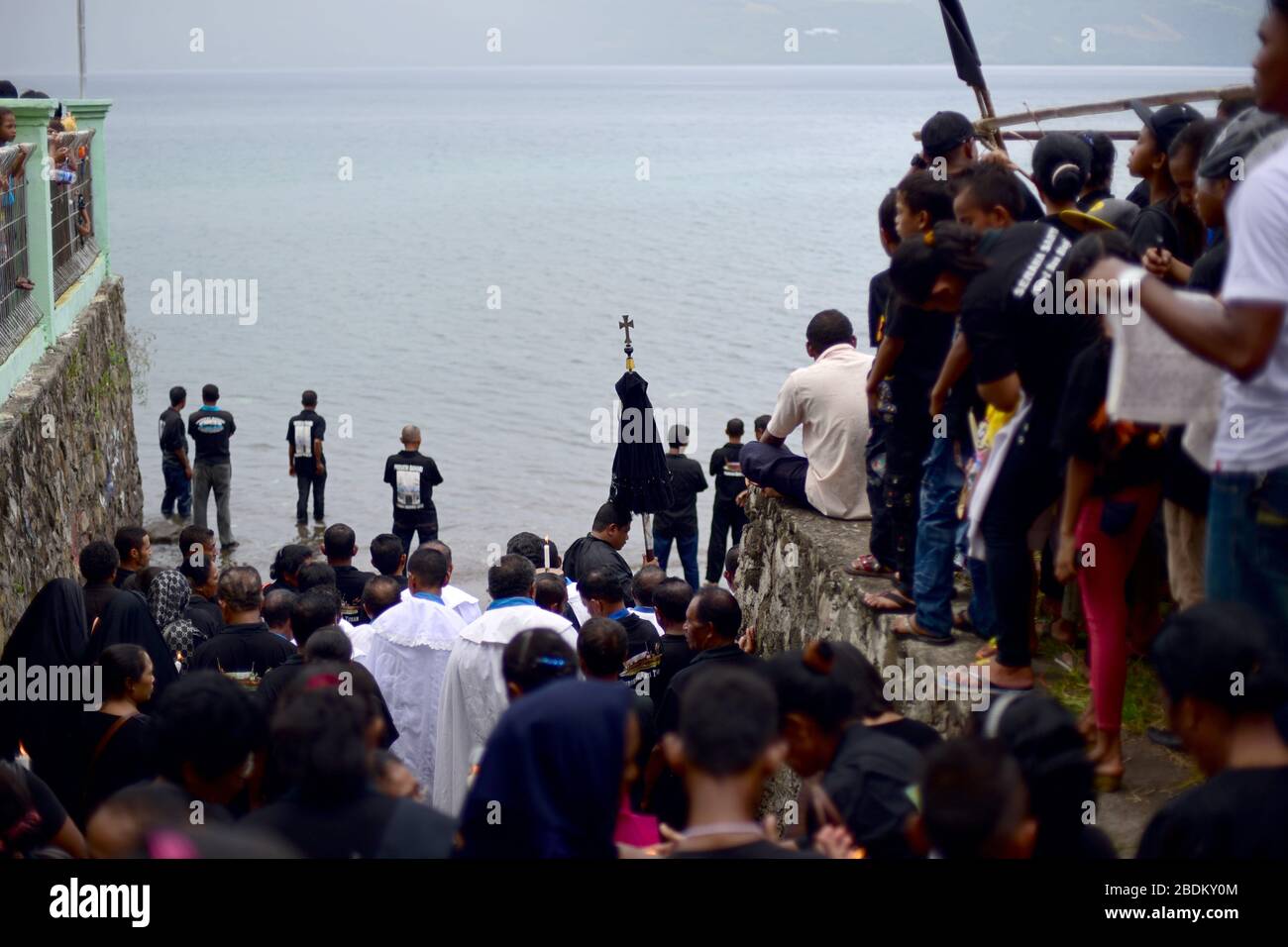 Foules durant la procession du Père Noël Semana (semaine Sainte) à Larantuka, île de Flores, Indonésie. Banque D'Images