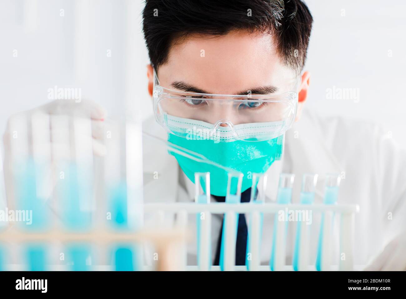 scientifique en laboratoire travaillant en laboratoire avec des tubes à essai Banque D'Images