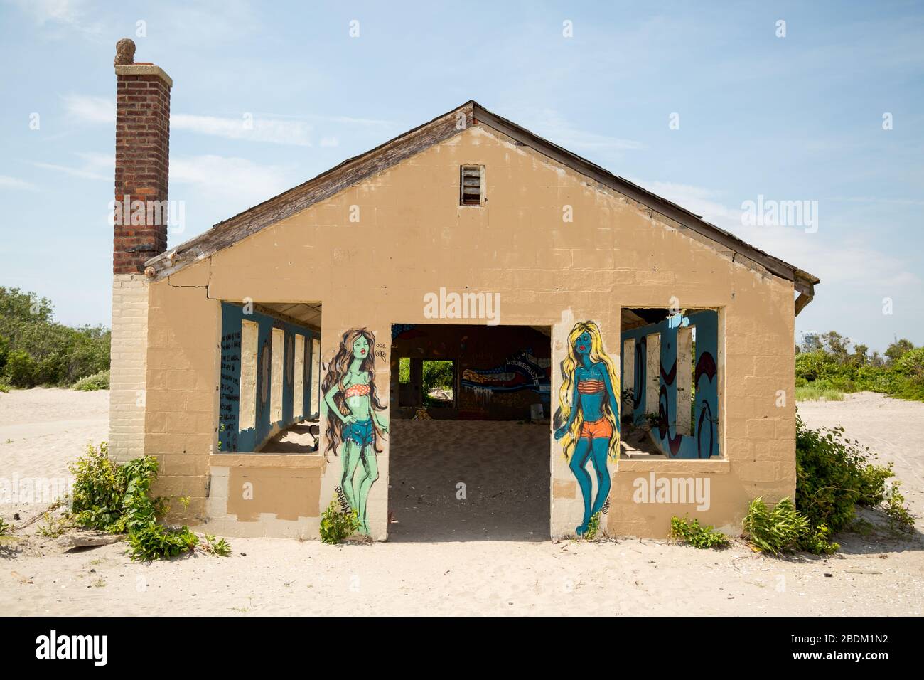 Maison de bain de plage abandonnée avec des peintures murales graffitis. Banque D'Images