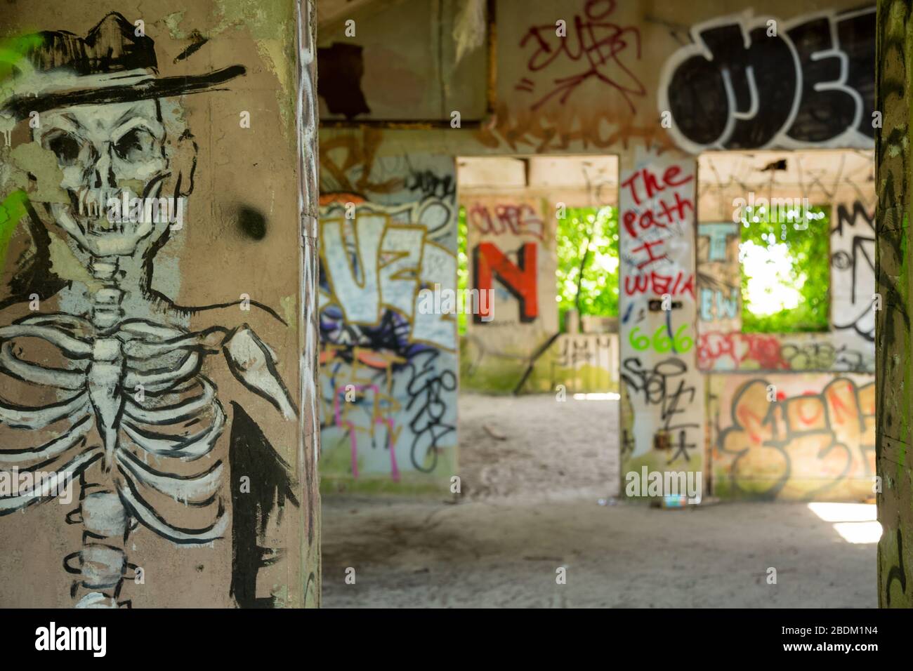 Un bâtiment abandonné de plage couvert par l'art. Banque D'Images Un bâtiment abandonné de plage couvert par l'art. Banque D'Images