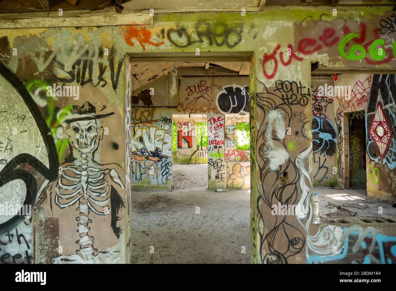Bâtiment abandonné rempli de graffitis différents. Banque D'Images Bâtiment abandonné rempli de graffitis différents. Banque D'Images
