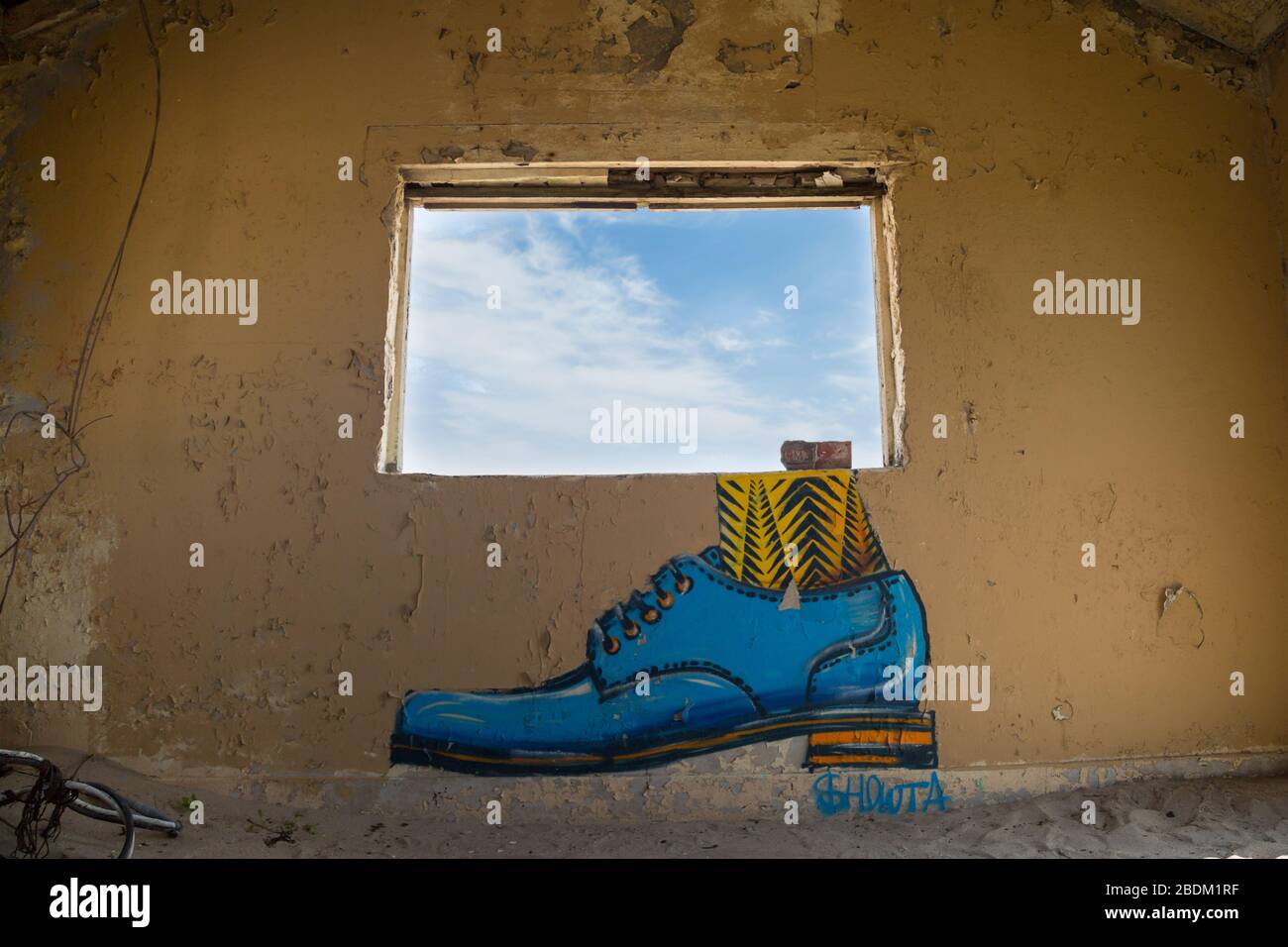 Une murale intelligente placée sous une fenêtre de bâtiments abandonnée. Banque D'Images Une murale intelligente placée sous une fenêtre de bâtiments abandonnée. Banque D'Images