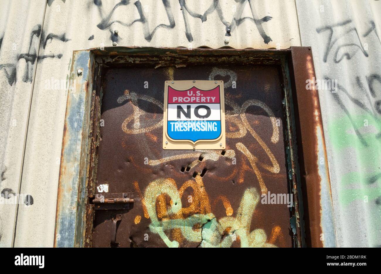 Pas de signe de transfert forcé sur un bâtiment abandonné Banque D'Images Pas de signe de transfert forcé sur un bâtiment abandonné Banque D'Images