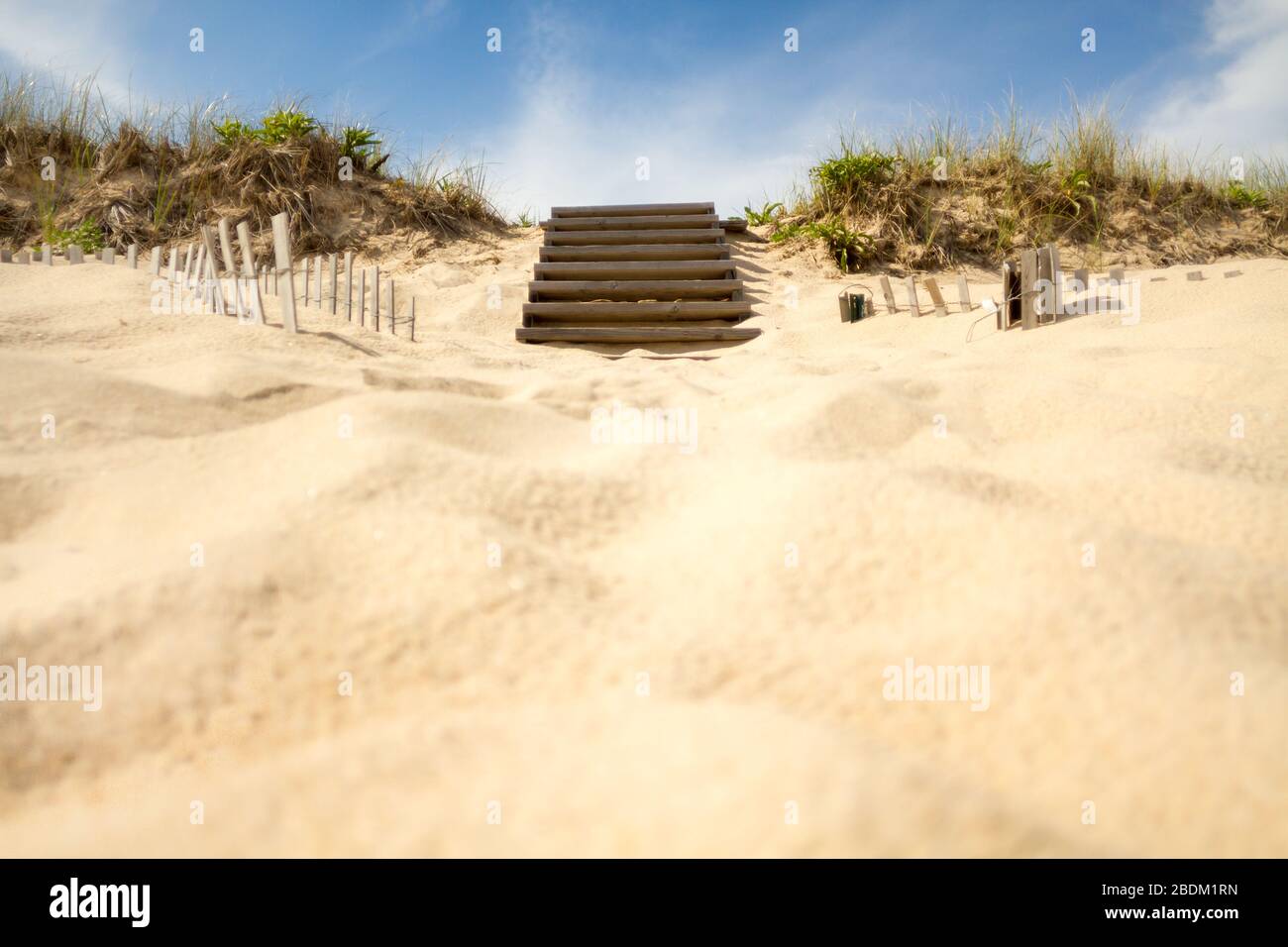 Escalier en bois menant à la plage de sable blanc. Banque D'Images Escalier en bois menant à la plage de sable blanc. Banque D'Images