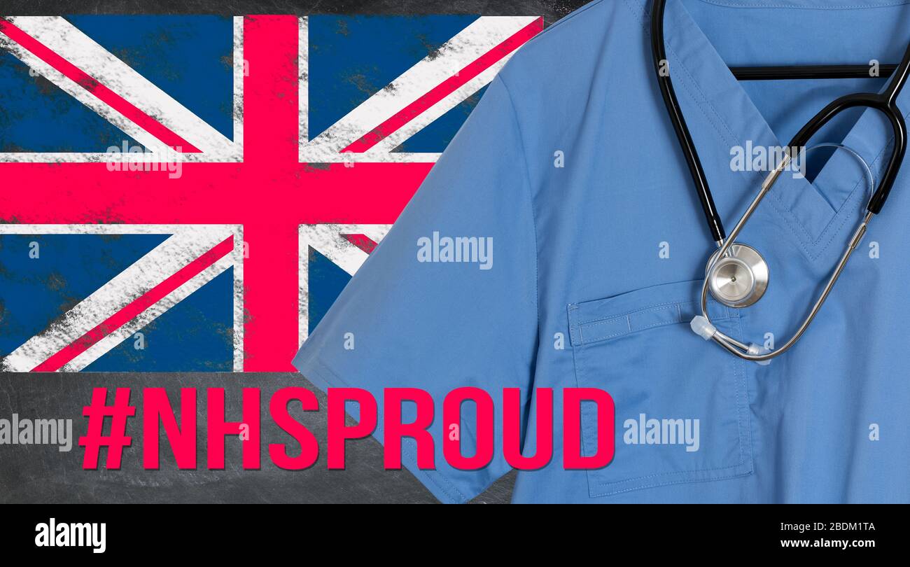 Le maillot bleu de gommage et le stéthoscope apparaissent devant le drapeau britannique. Illustration du fait que le personnel médical est un héros dans le traitement de l'épidémie de coronavirus Banque D'Images Le maillot bleu de gommage et le stéthoscope apparaissent devant le drapeau britannique. Illustration du fait que le personnel médical est un héros dans le traitement de l'épidémie de coronavirus Banque D'Images