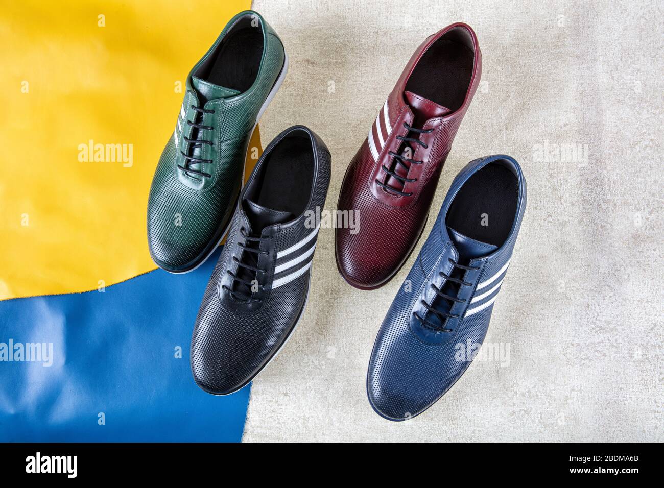 chaussures en cuir faites à la main sur différentes pièces en cuir de  couleur. chaussures de mode pour hommes sont présentées sur un fond en cuir  de couleur Photo Stock - Alamy