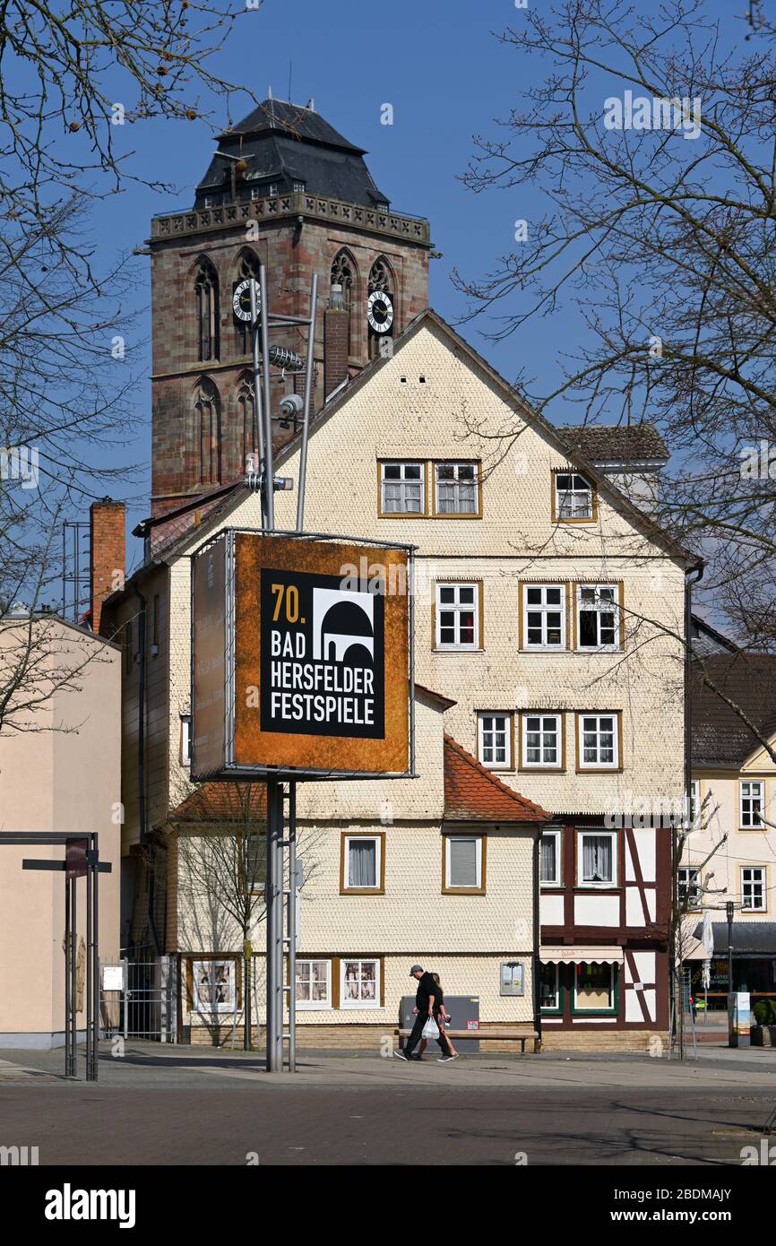 Bad Hersfeld, Allemagne. 7 avril 2020. Une grande bannière dans le centre-ville porte le lettrage et le logo du 70ème Festival Bad Hersfeld. Le festival Bad Hersfeld de cette année est au bord de l'effondrement dû à la pandémie de Corona. En fait, la 70ème édition était censée avoir lieu à partir du 26 juin. Crédit: Uwe Zucchi/dpa/Alay Live News Banque D'Images