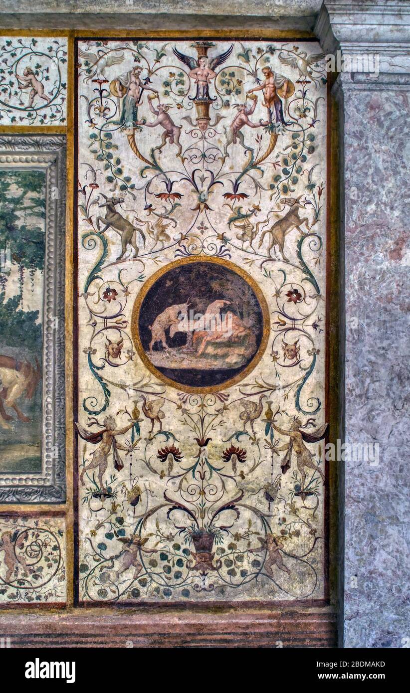 Palazzo te (XVIe siècle), Mantoua, Italie. Grotesque avec les animaux et les satyres dans la Loggia du jardin secret. Banque D'Images