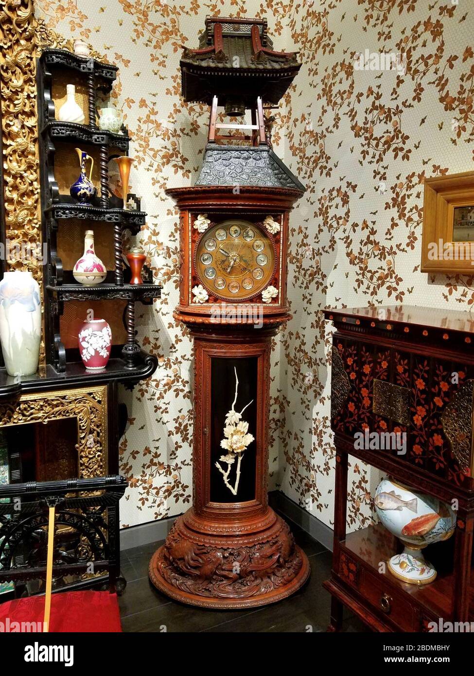 Horloge Hall commandée par Henry Seligman, Tiffany & Co., boîtier japonais, 1900-1901, bois dur, cuivre, argent, doré, ivoire, laque, nacre, laiton Banque D'Images