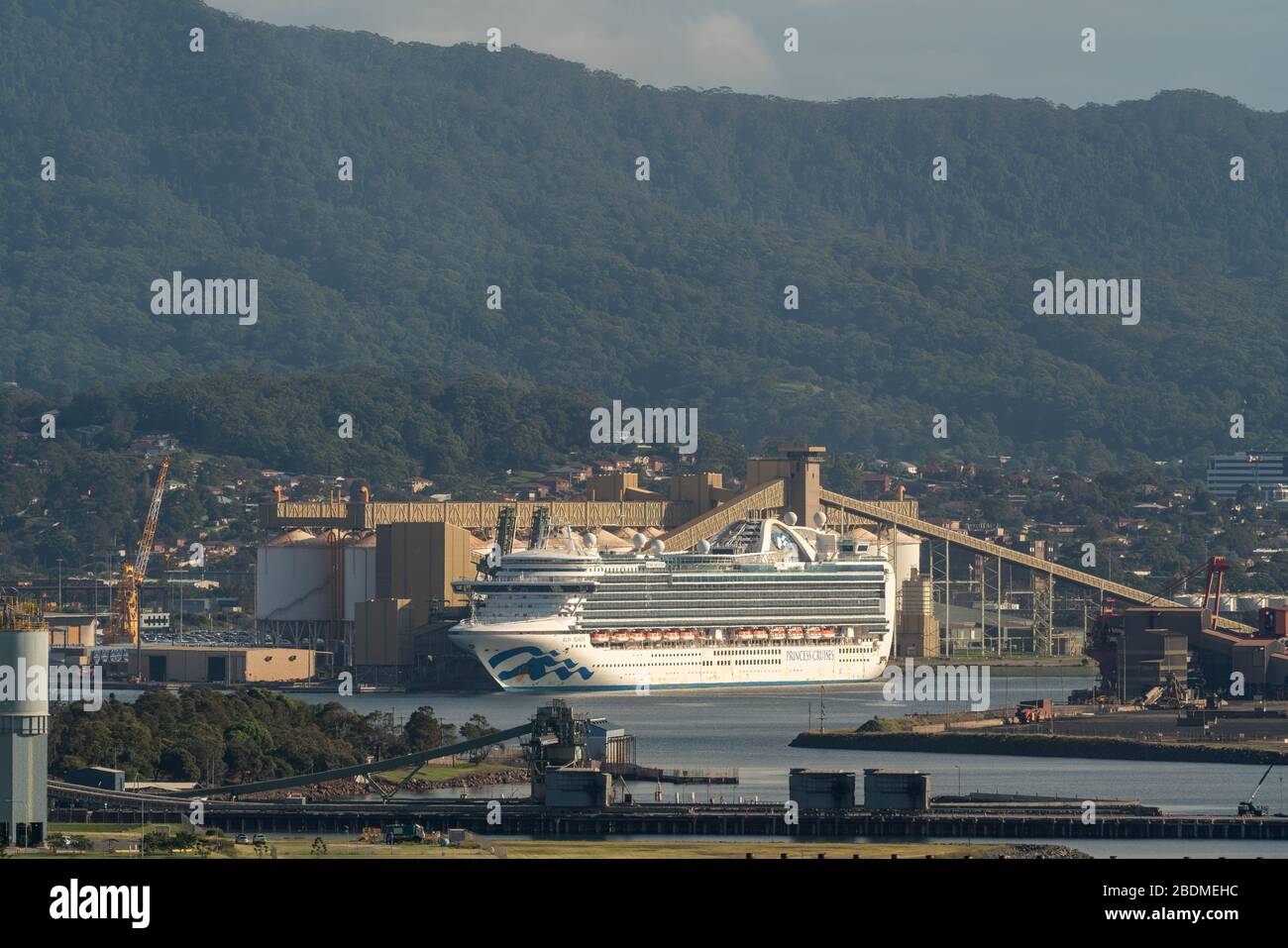 Port Kembla, Nouvelle-Galles du Sud, Australie - 9 avril 2020 navire de croisière Ruby Princess avec équipage infecté par COVID-19 amarré au terminal Port Kembla grain Banque D'Images