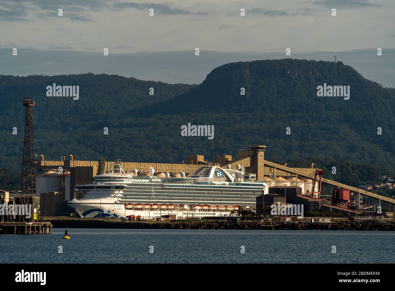 Port Kembla, Nouvelle-Galles du Sud, Australie - 9 avril 2020 navire de croisière Ruby Princess avec équipage infecté par COVID-19 amarré à Port Kembla Harbour Banque D'Images