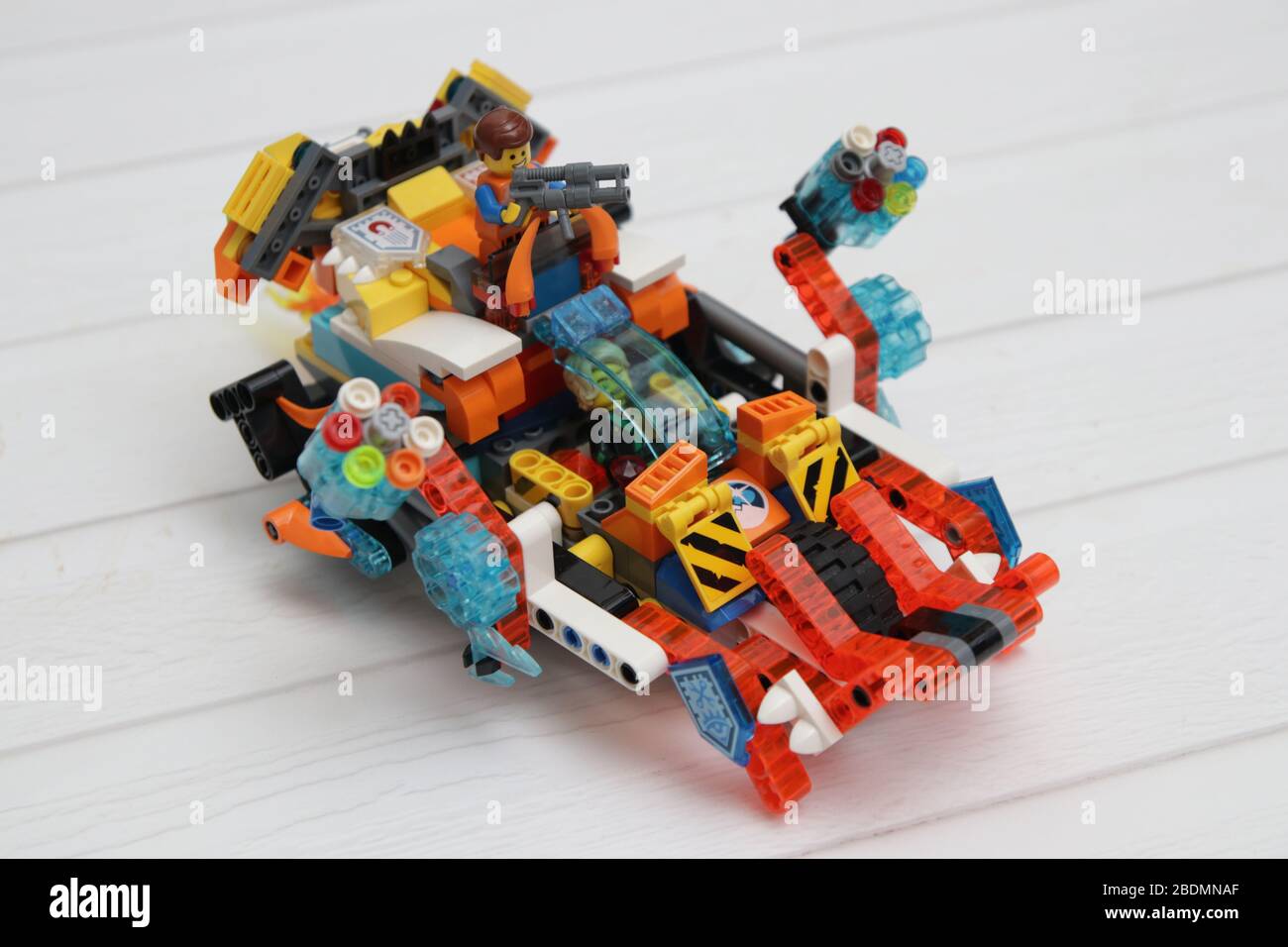 Voiture d'armure LEGO pour la création de briques. Créez de la créativité  imagination garçon de 10 ans jouant le style libre avec sa collection de  blocs de briques Photo Stock - Alamy